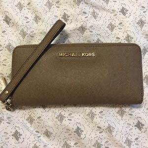 Michael Kors Wristlet Wallet